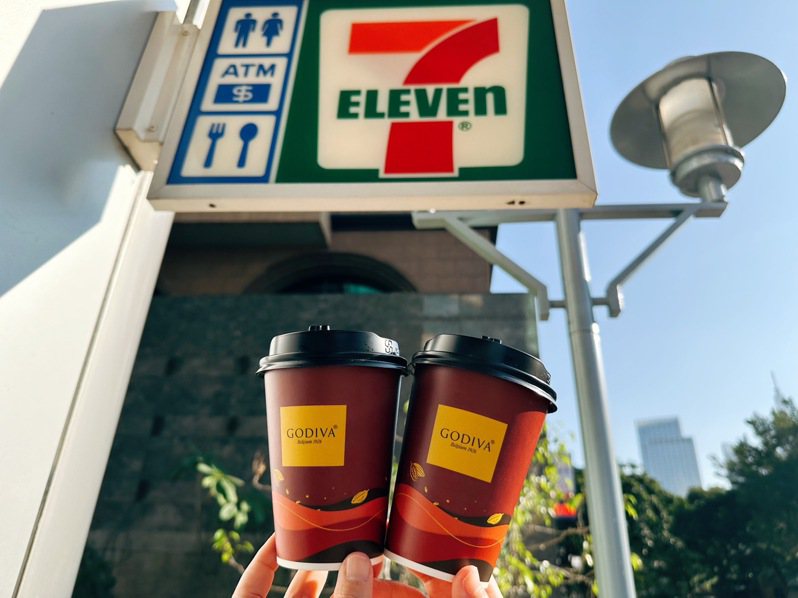 7-ELEVEN於1月24日至2月20日再推出冬季限定飲品「GODIVA迦納熱巧克力」單杯特價79元優惠（原價99元）。圖／7-ELEVEN提供