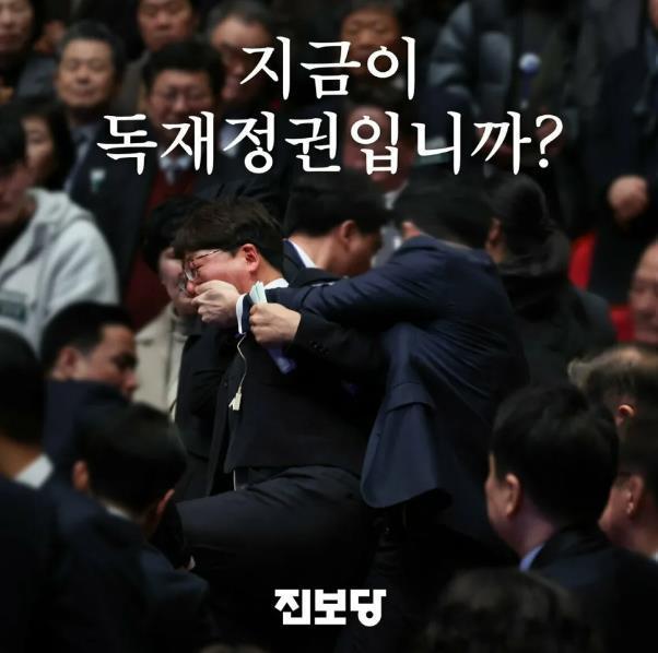 南韓在野黨進步黨議員姜聖熙向總統尹錫悅握手喊話，結果被特勤摀嘴拖走。圖／取自姜聖熙X帳號