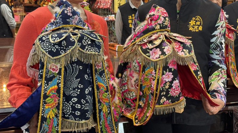 苗栗縣頭份市田寮永貞宮上午發布今年媽祖婆的客家花布聖袍款式（右）。圖／永貞宮提供