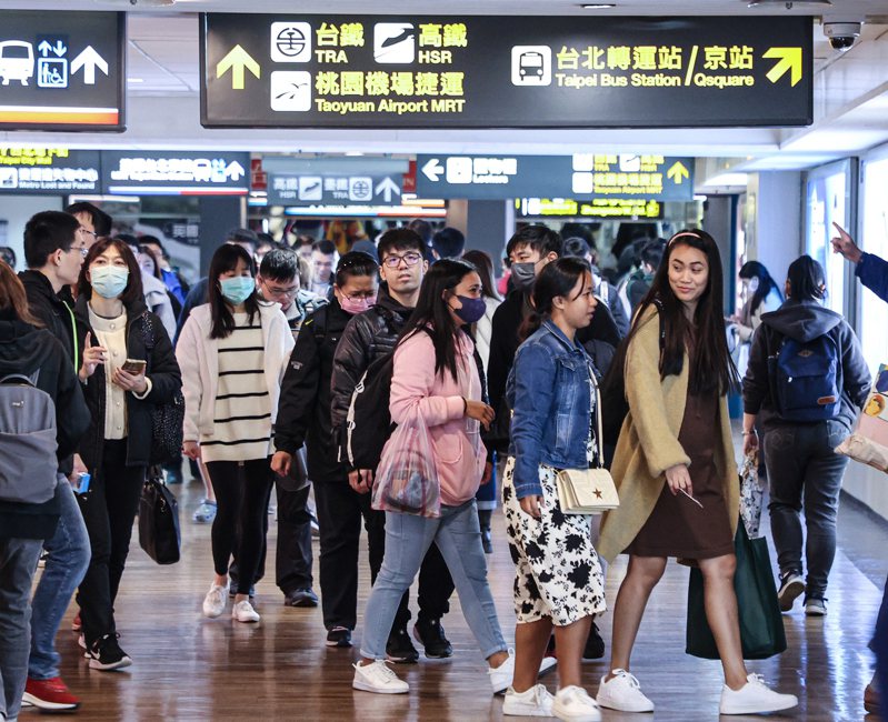 大陸抖音爆紅歌曲「科目三」在台灣掀起兩極評價。圖為台北轉運站人潮，示意圖，非新聞當事照。聯合報系資料照／記者曾原信攝影