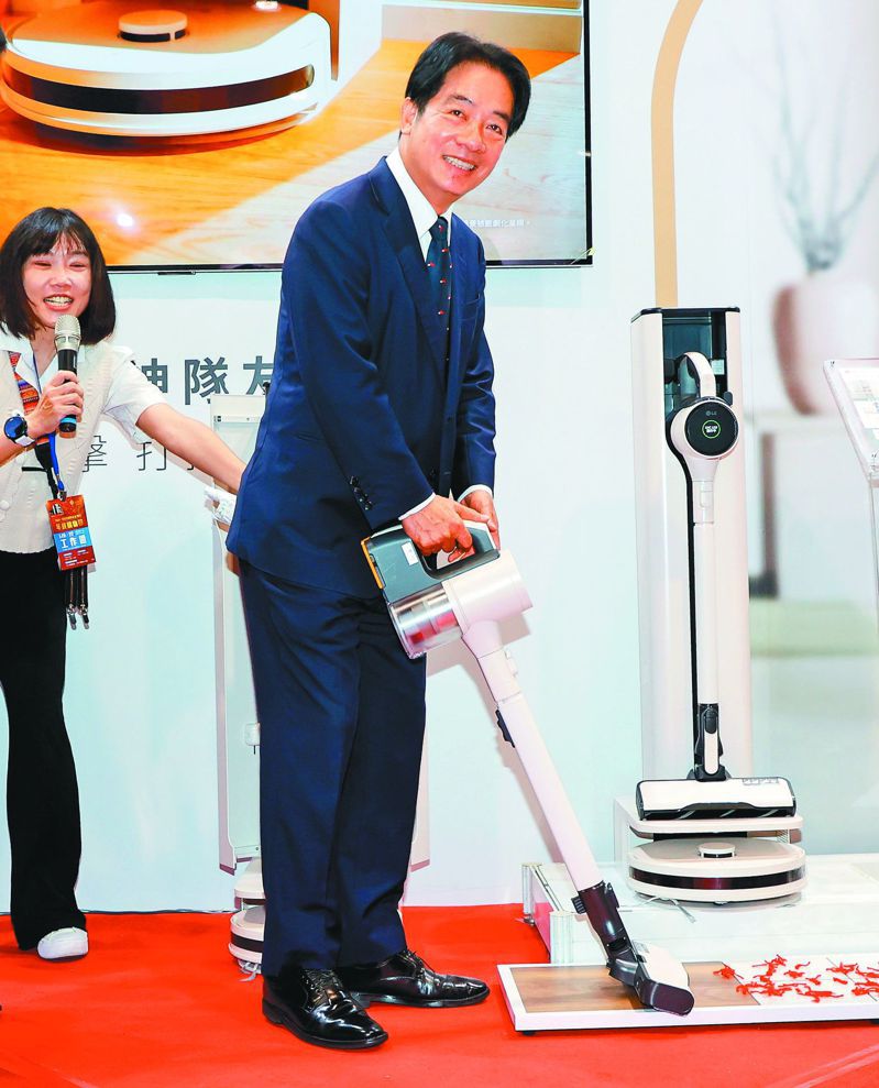 總統當選人賴清德昨在台北電器空調影音3C年終購物展拿起吸塵器試用，並稱政府會穩定供電，不用擔心電力供應。記者余承翰／攝影