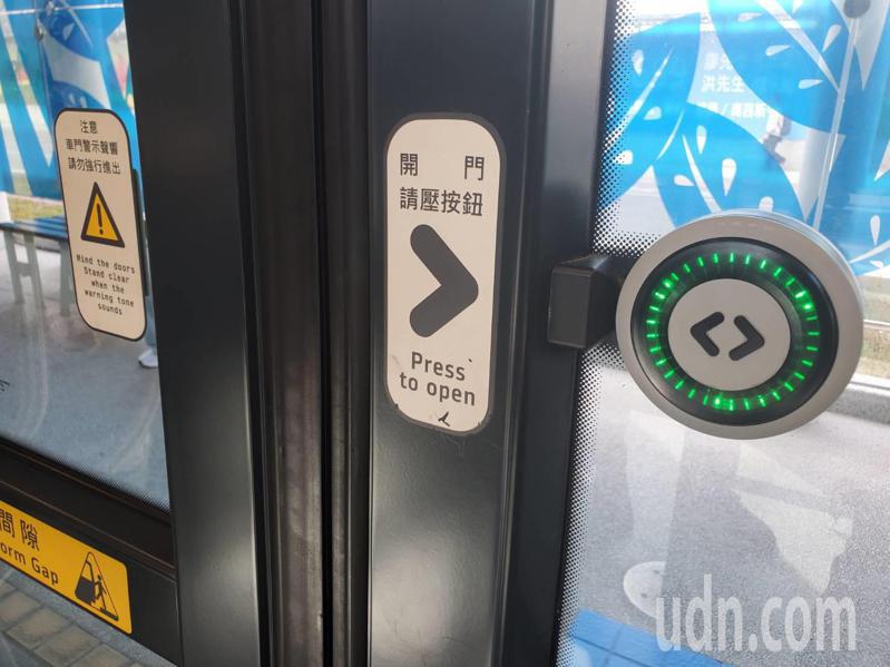 高雄輕軌車門上的按鈕，在列車進站後會亮起，提醒乘客按鈕開門上、下車。記者王勇超／攝影