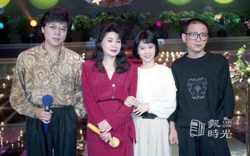 歌手洪榮宏（左）、黃乙玲（右二）、陳一郎(右)等人合影。圖／聯合報系資料照(1990/05/08  王宏光攝影)