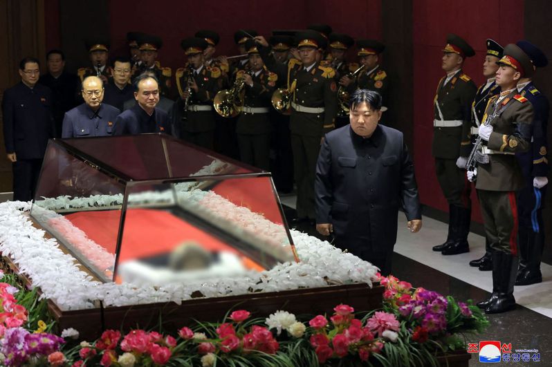 北韓領導人金正恩前往前國會議長崔泰福靈前弔唁。崔泰福於1998至2019年擔任最高人民會議議長，據信是任期最長的北韓國會議長。法新社