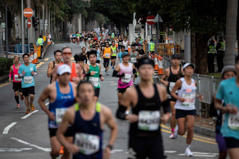香港星期天舉辦渣打馬拉松賽，參賽者眾，以逾七萬人規模恢復至疫前水準。 法新社