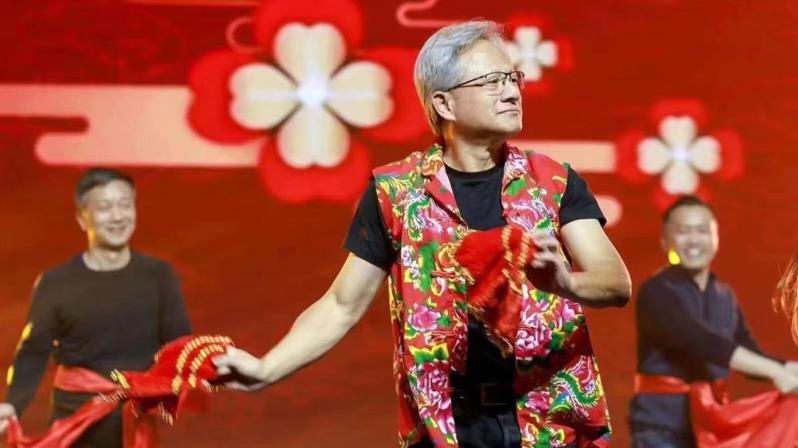輝達CEO黃仁勳穿花背心參加輝達京滬深中國區年會。（取自澎湃新聞）