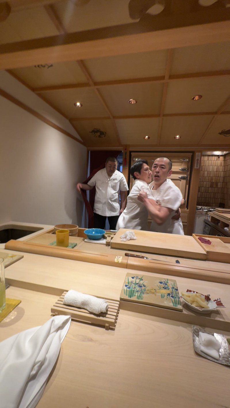 一位日本網友控訴在高級壽司店用餐時差點被打，結果引發炎上。圖擷自twitter