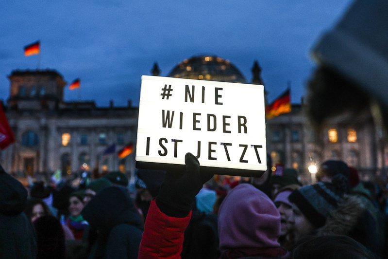 圖為德國民眾抗議反對極右翼德國選擇黨的示威活動。 歐新社