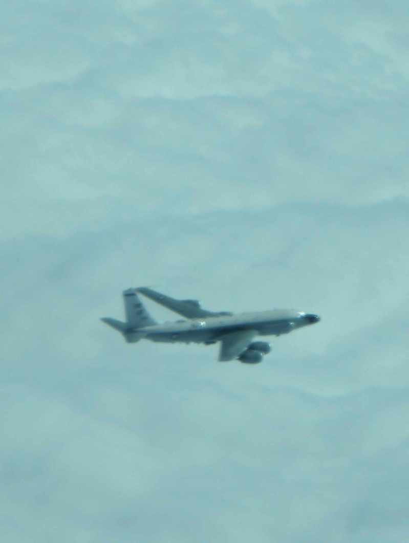 美RC-135在台灣北部防空識別區內巡邏，被交會經過的民航機乘客所拍下，這是美方機敏電偵機在我方空域偵巡首次曝光。 圖／讀者提供