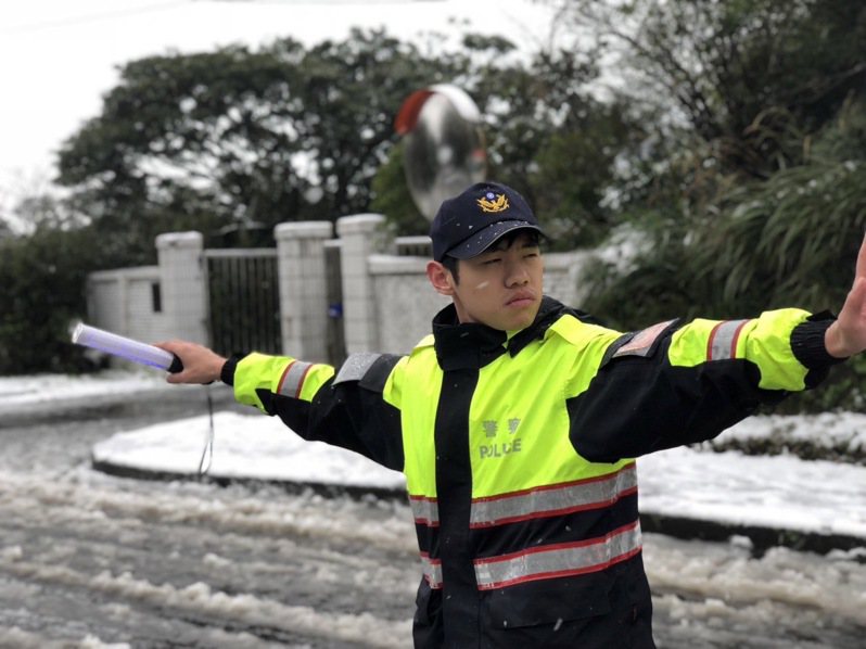 2021年1月間陽明山地區下雪，警方實施交通管制措施。圖／北投分局提供