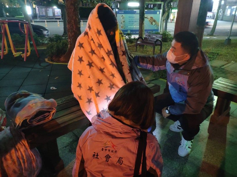 寒流發威，台中市社會局昨晚至車站和公園等街友露宿區域發放禦寒物資，發現2名街友疑似失溫身體不適，立即通報119協助送醫治療。圖／台中市社會局提供