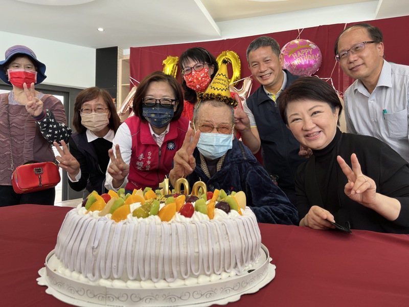 彩虹爺爺黃永阜去年1月慶祝101歲生日，台中市長盧秀燕還前往慶生，今天傳出過世。本報資料照片