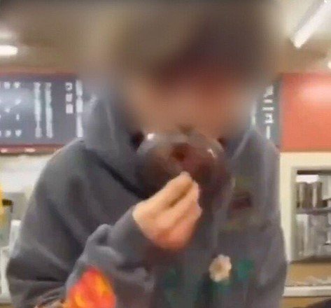 日本北海道一名男學生，在連鎖拉麵店用餐，偷舔公共水壺的蓋子。圖片來源／截自「X」