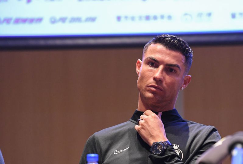 國際足球超級巨星「C羅」羅納度（Cristiano Ronaldo）原定24日在深圳的球賽，在比賽前一刻突然宣布因身體因素取消，大批球迷23日在C羅下榻的飯店外，高喊出來道歉。新華社