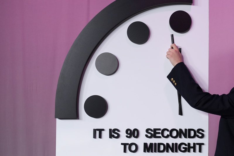 原子科學家23日將象徵人類危機的「末日鐘」（Doomsday Clock）維持在接近午夜的位置。美聯社