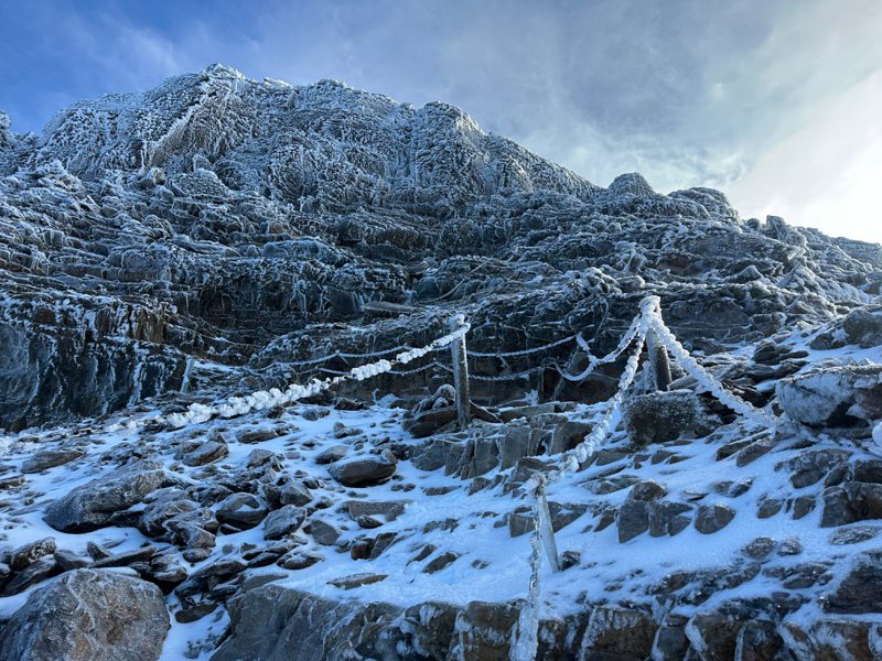 排雲山莊至玉山主峰頂步道地形陡峭，再加上碎石坡至風口、主峰頂步道有積雪結冰。圖／玉管處提供