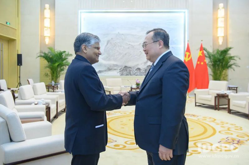 1月24日，中共中央對外聯絡部部長劉建超（右）會見印度駐大陸大使羅國棟。取自中共中聯部網站