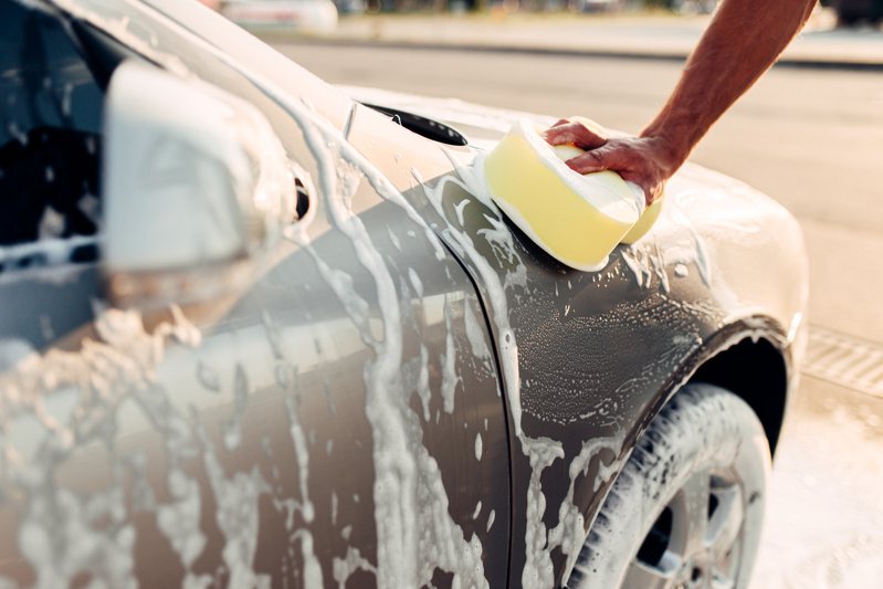 洗車時應盡量避免在大太陽的時候。圖片來源／ingimage