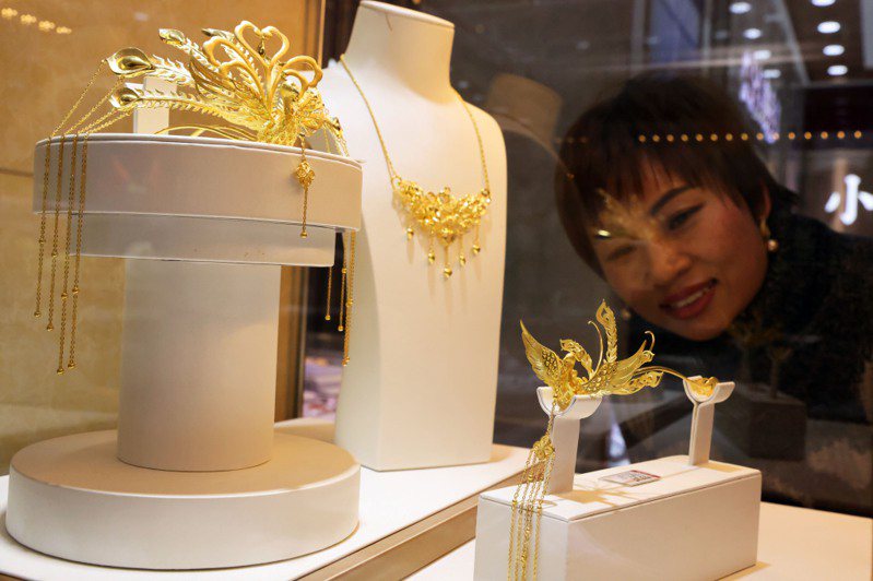 去年大陸黃金銷量1089.69噸，是零售品中增長最快的。圖為在浙江省湖州市德清縣一家黃金店，顧客在挑選黃金首飾。（新華社）