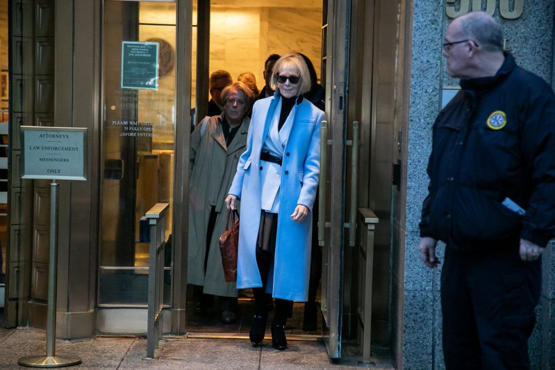 現年80歲的女作家卡洛爾（中）控告美國前總統川普誹謗，川普今天在紐約出庭作證時僅用4分鐘即告結束。新華社