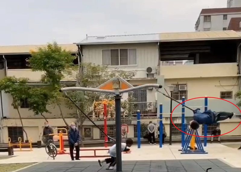 台中大里金城公園旋轉鞦韆遊具，有2名學童玩到整個人騰空還、倒栽蔥（紅圈處）。圖／民眾黨台中市議員江和樹提供