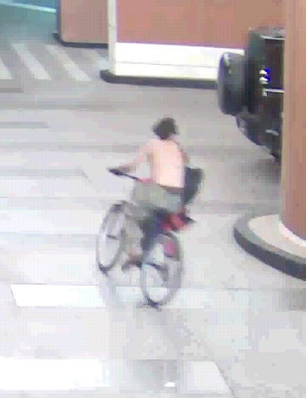一名陸籍25歲女教師23日晚間在夏威夷檀香山市區街道，遭一名男子朝臉部潑灑不明化學液體。據目擊者描述，嫌疑人是一名20多歲的男子，事發後他赤裸上身，背著黑色背包，騎著腳踏車離開。（取自X平台）