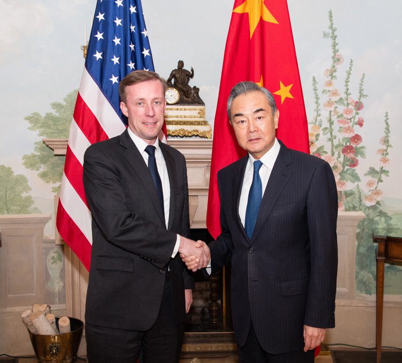图为王毅（右）去年在华盛顿与苏利文（左）会晤。（新华社）(photo:UDN)