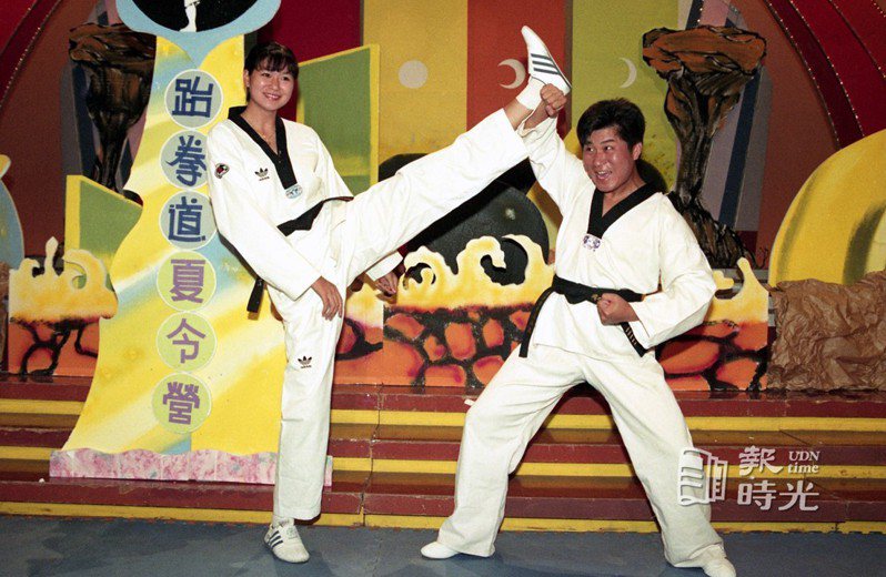 華視「金曲龍虎榜」邀請奧運金牌的女國手陳怡安(左)與主持人胡瓜，在「金曲夏令營」單元中展現跆拳道過人的身手。圖／聯合報系資料照(1992/08/14 郭肇舫攝影)