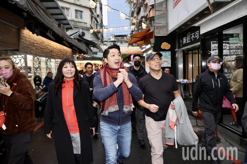 台北年貨大街日前熱鬧開張，台北市長蔣萬安（中）今天來到台北後站商圈走街向商家拜年。記者許正宏／攝影