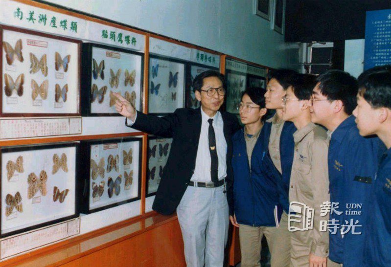 陳維壽老師為同學解說昆蟲館內的蝴蝶標本。圖／聯合報系資料照(1988/05/23 楊海光攝影)