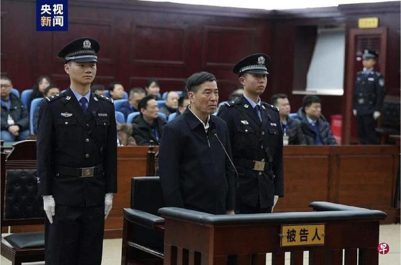 大陸中國足球協會前主席陳戌源1月29日在法庭審中認罪。他被控受賄逾8100萬元人民幣。（央視新聞截圖）