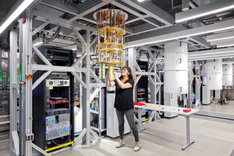 美國IBM科學家2020年在紐約約克鎮高地的量子研究室檢視量子電腦。路透