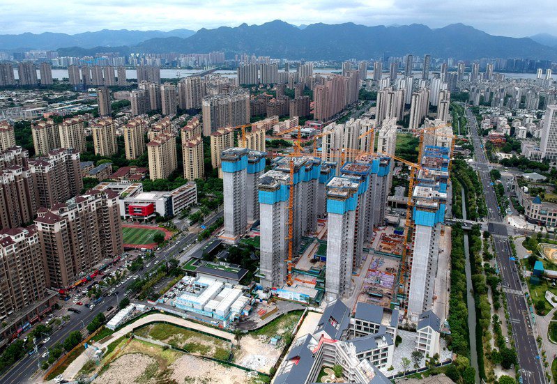 中國房地產市場交易持續下滑，調查顯示，一月成交量月減28.06%、年減12.51%。中新社