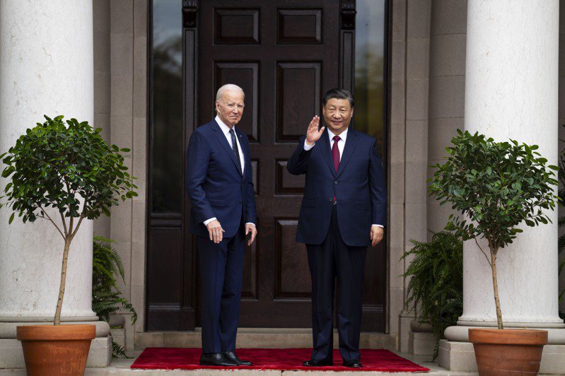 美國國安顧問蘇利文表示，美中正在安排美國總統拜登（左）和中國大陸國家主席習近平「相當近期」通電話。圖為拜登和習近平去年11月見面的資料照。美聯社