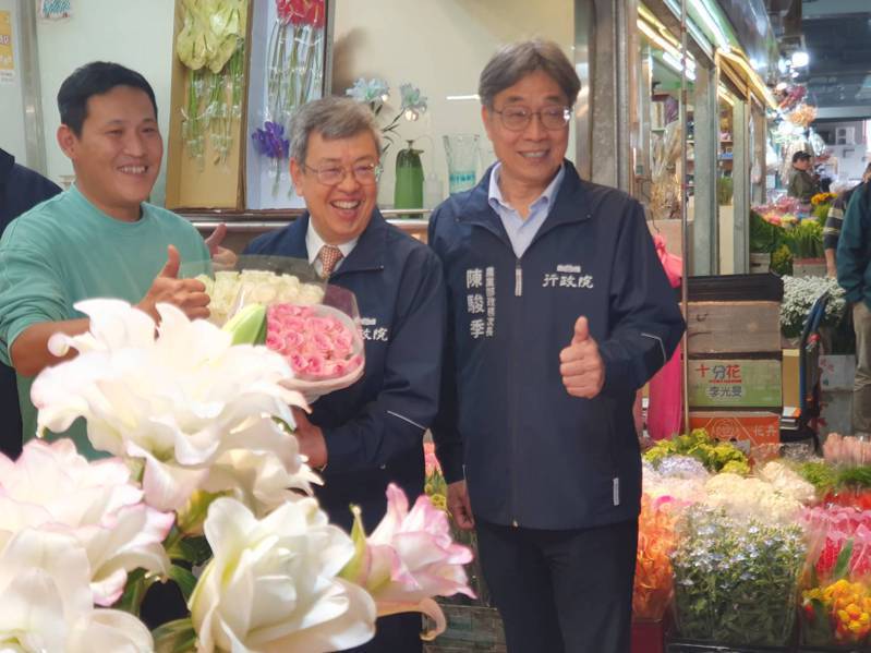 花店老闆（左）致贈玫瑰給行政院長陳建仁（中）。記者邱書昱／攝影