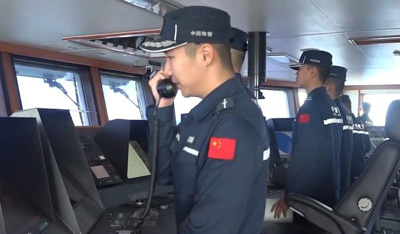 大陸海警局新聞發言人甘羽表示，4名菲方人員28日「非法」闖入黃岩島礁盤活動，大陸海警依法予以警告驅離。「中國海警」微信公眾號