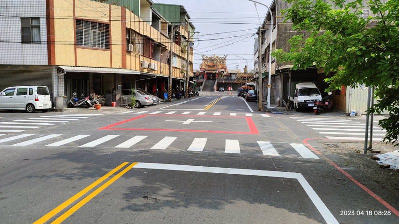 台南市交通局在歸仁區保興街、民權六街路口，借鏡日本劃設「紅框十字線」，事故嚴重程度明顯下降。圖／交通局提供