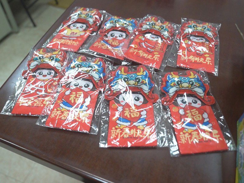 淡水區新興里長吳錦泉準備上百個龍年布藝紅包袋，準備要發送給5歲到10歲的孩童。 圖／紅樹林有線電視提供