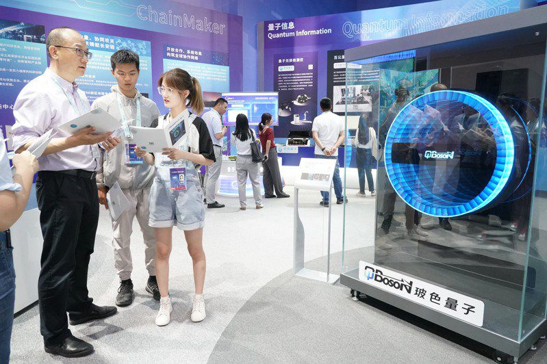 北京發布人民幣1.2兆元重點工程項目清單，包含推進科技創新。圖為去年展示的100量子比特相干光量子計算機模型。（新華社）