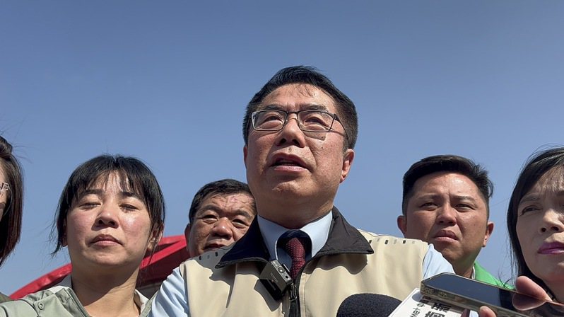 立法院正副院長今改選，台南市長黃偉哲(中)今早受訪表示，最後結果尊重國會議員的選擇，「未來還有四年的路不用太急」。記者李文德／攝影