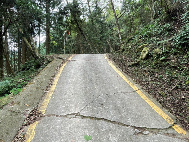 通往苗栗加里山登山口的大坪林道4公里處路面出現龜裂不平，2月6、7日將辦理混凝土路面修復作業，林道實施管制。圖／林業保育署新竹分署提供