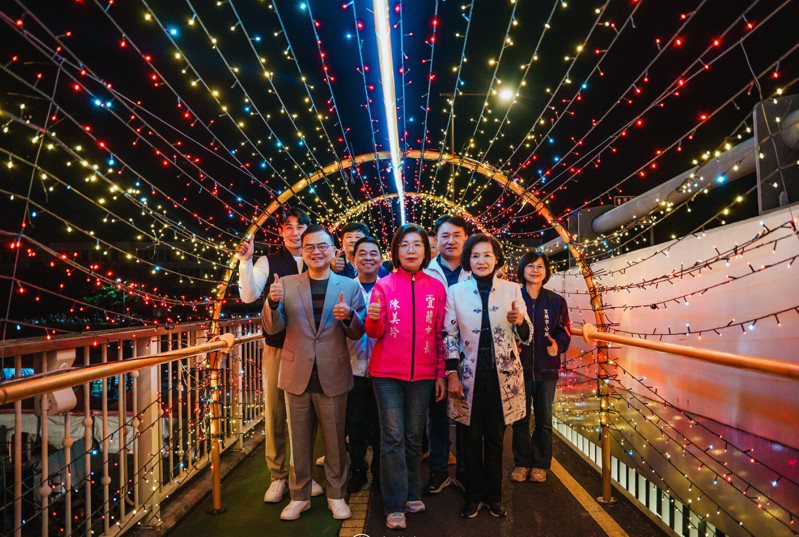 宜蘭橋邊的人行步道，設計成迎賓「祥龍光廊」燈區。圖／宜蘭市公所提供