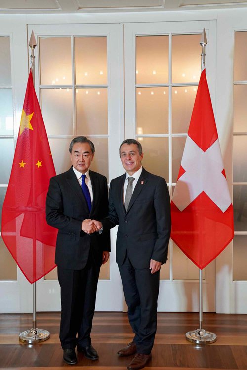 瑞士外長凱西斯將於5日至8日訪問亞太地區，其中7日將赴中國與大陸外長王毅舉行中瑞第三輪外長級戰略對話。圖為2019年王毅與凱西斯在瑞士舉行第二輪外長級戰略對話。（取自大陸外交部）
