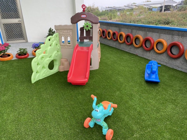 台中市外埔區首座公設民營外埔馬鳴托嬰中心今啟用，室外有幼兒遊具，一旁就是田野風光。記者林佩均／攝影