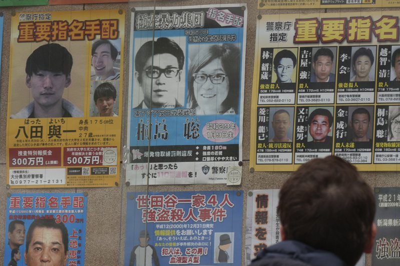 日本涉及多起連環爆炸案的通緝犯桐島聰在逃49年，日前自首後4天便病逝。美聯社