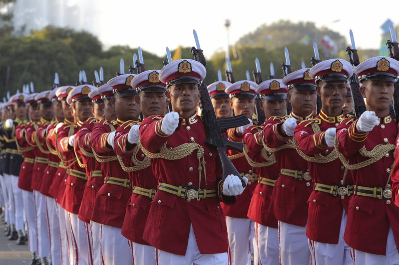 自2021年2月1日缅甸将军敏昂莱及其军事力量推翻民选政府以来，该国陷入混乱。尽管上台三年，但缅甸军方仍无法控制全国的局势。图为缅甸内比都，仪仗队成员在纪念缅甸独立76週年的仪式上行进。美联社(photo:UDN)