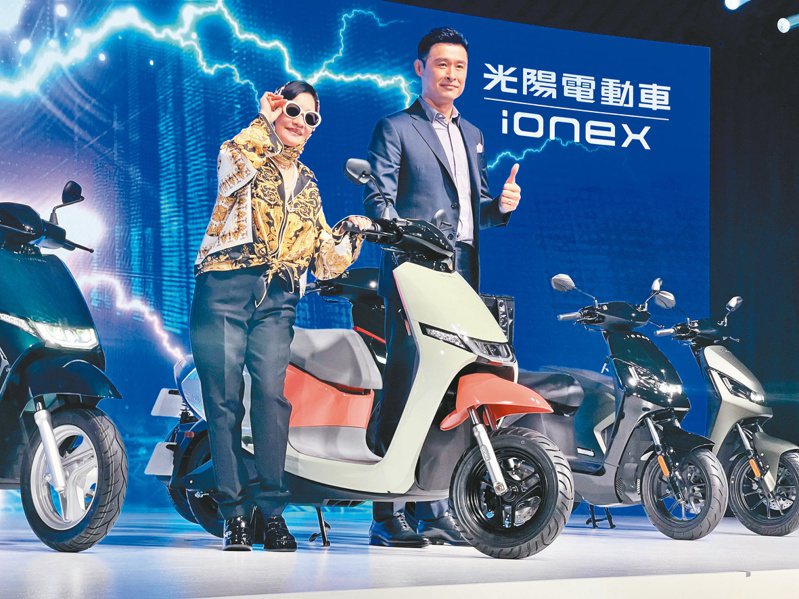 光陽Ionex積極搶占電動機車市場。圖右為光陽董事長柯勝峯。記者陳志光／攝影