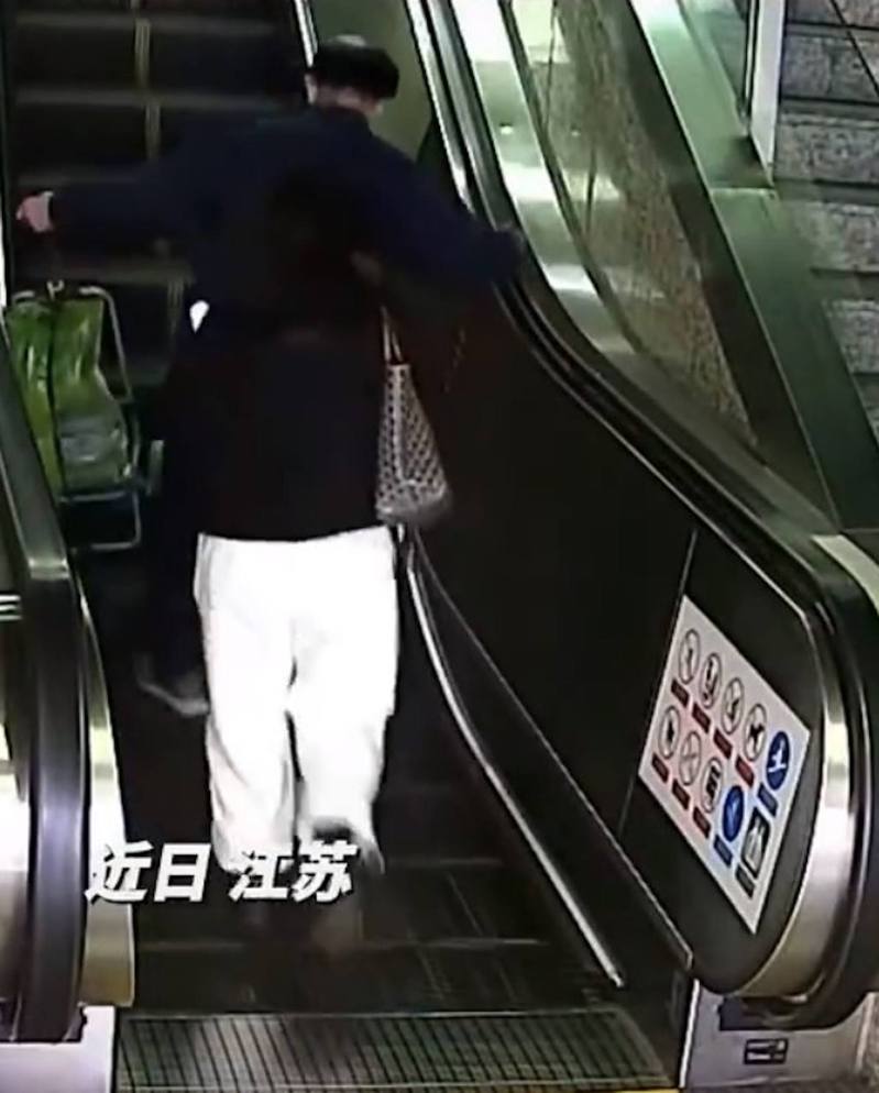 居住南京的30歲卞女士日前在手扶梯上英勇救下不慎摔倒的老翁，事件引起關注。（網上影片截圖）