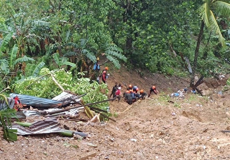 菲律宾省级救灾机构今天表示，菲国南部部分地区连日遭大豪雨侵袭，迄今至少有20人丧生，逾81万2000人受到灾情影响。图为1月中菲律宾南部达沃德奥罗省山区小镇蒙卡约发生山体滑坡后，救援人员正在寻找受害者。欧新社资料照(photo:UDN)
