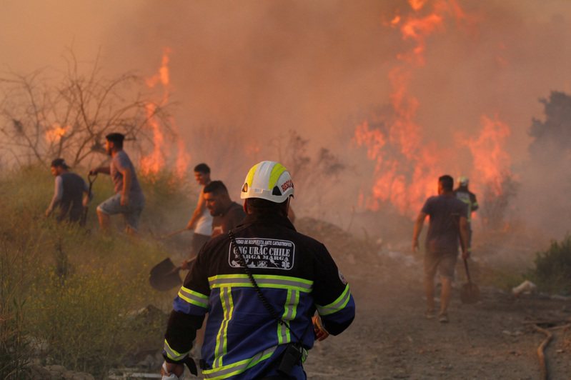 智利中部2日爆發森林野火持續延燒，造成至少99人喪生及數百人失蹤，沿岸觀光勝地瓦爾帕萊索和維涅馬爾外圍淪為重災區，總統柏瑞克4日警告國家將面臨「巨大悲劇」。路透